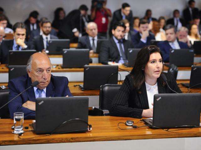 Votos dos tr&ecirc;s senadores de MS ajudam A&eacute;cio a retornar ao Senado