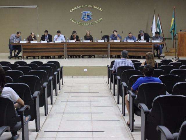 Presidente da C&acirc;mara prop&otilde;e 13&ordm; e f&eacute;rias para vereadores