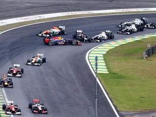 Imagem mostra o choque entre  Vettel e Bruno Senna na primeira volta. (Foto: Portal Terra)