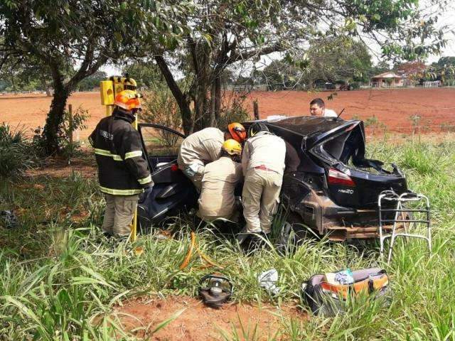 Colisão entre três veículos deixa duas pessoas presas às ferragens em BR