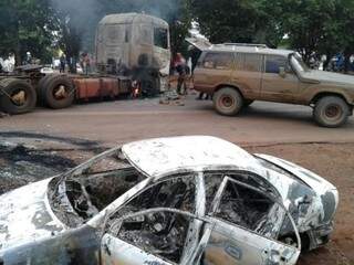 Carros destruídos por explosivos no maior assalto já ocorrido em território paraguaio (Foto: ABC Color)