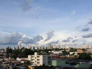 Céu claro com nuvens na tarde desta quarta-feira em Campo Grande (Foto: Kísie Ainoã)
