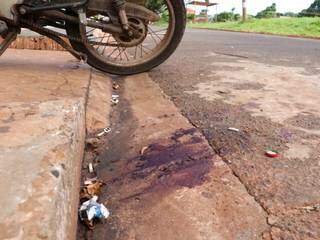 Marca de sangue no local onde jovens foram baleados. (Foto: Henrique Kawaminami)
