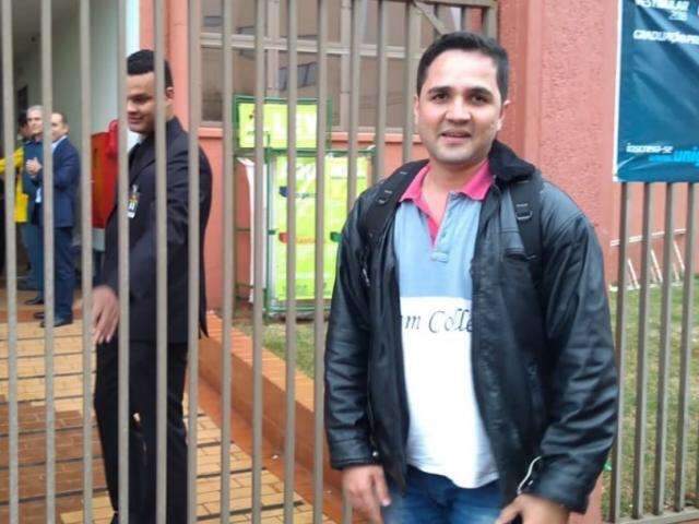 Prova de oficiais tem atrasados, chuva e preju&iacute;zo para quem vende canetas