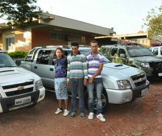 Trio foi preso pela PM, na fronteira, com os veículos roubados em Campo Grande. (Foto: Divulgação/ PM)