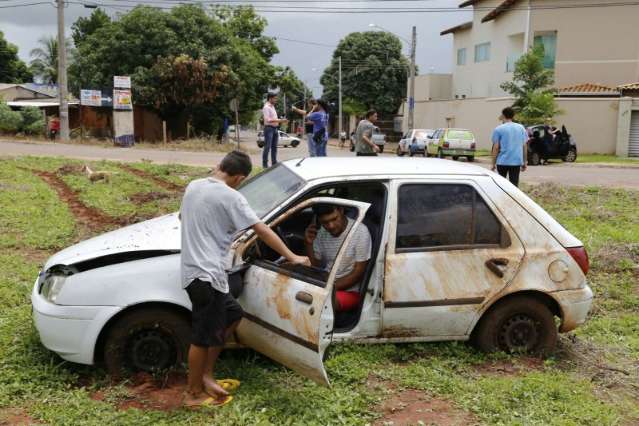 Pedreiro &eacute; fechado por moto, perde controle da dire&ccedil;&atilde;o e capota carro