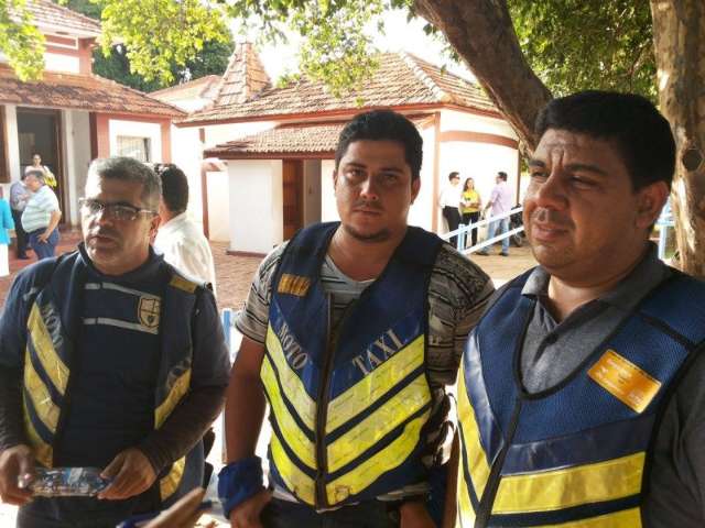 Bernal &eacute; cobrado publicamente e promete nova lei de mototaxistas