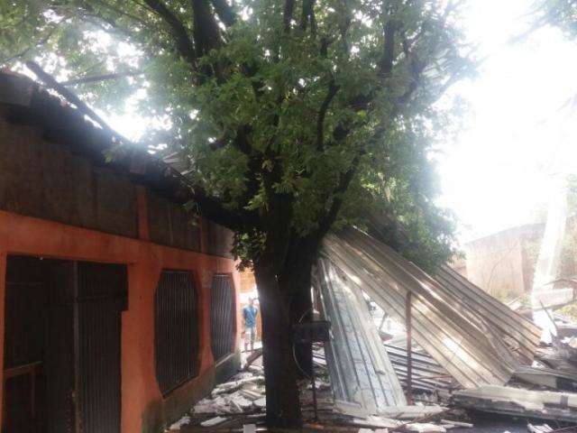 Temporal De Meia Hora Derruba Telhado Que Atinge Casas E Poste