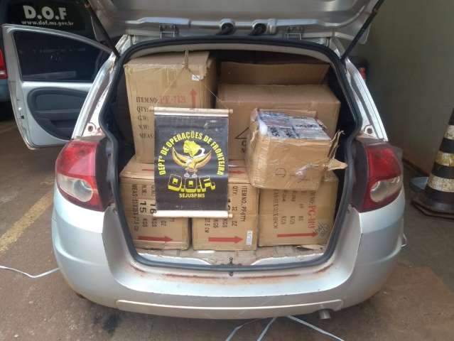 Pol&iacute;cia flagra dupla com Ford Ka &quot;recheado&quot; de mercadorias do Paraguai