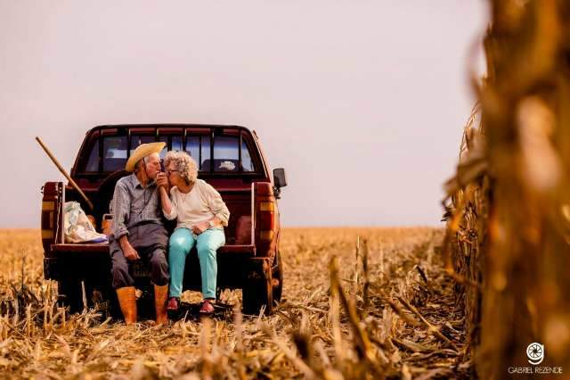 Registro do companheirismo de 60 anos &eacute; no campo, onde casal construiu a vida 