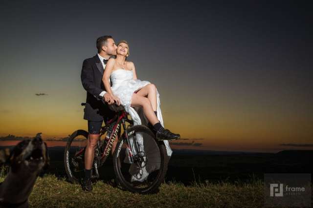 Depois do pedido de casamento no p&oacute;dio, noivos levam bicicleta para ensaio