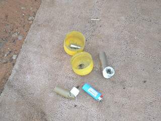 Cachimbos, esqueiros e drogas encontrados com os usuários que estavam no terreno