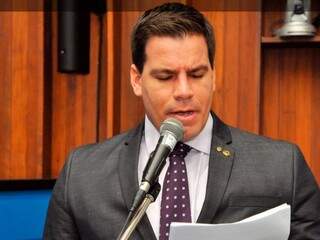 Deputado Renan Contar apresentou as duas emedas nesta manhã durante sessão na Assembleia Legislativa (Foto: Assessoria/ALMS)