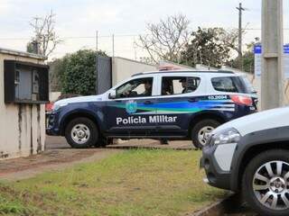 Viatura da PM chegando à sede do Gaeco em Campo Grande; pelo menos 200 policiais militares dão apoio à força-tarefa (Foto: Marina Pacheco)