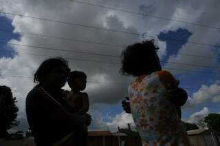 As três crianças que vem com a mulher foram encontradas andando pelas ruas do bairro. (Foto: Alcides Neto)
