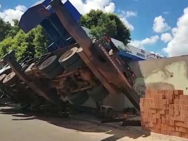 Piscina de meia tonelada cai sobre duas casas e gr&aacute;vida passa mal