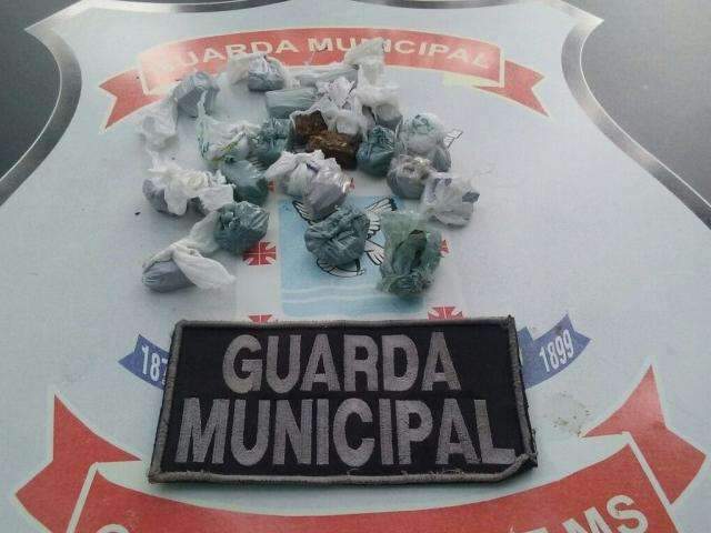 Adolescente de 15 anos &eacute; flagrado em escola com mochila cheia de droga
