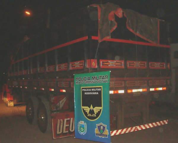  Caminh&atilde;o com cerca de 30 mil pacotes de cigarro contrabandeado &eacute; apreendido