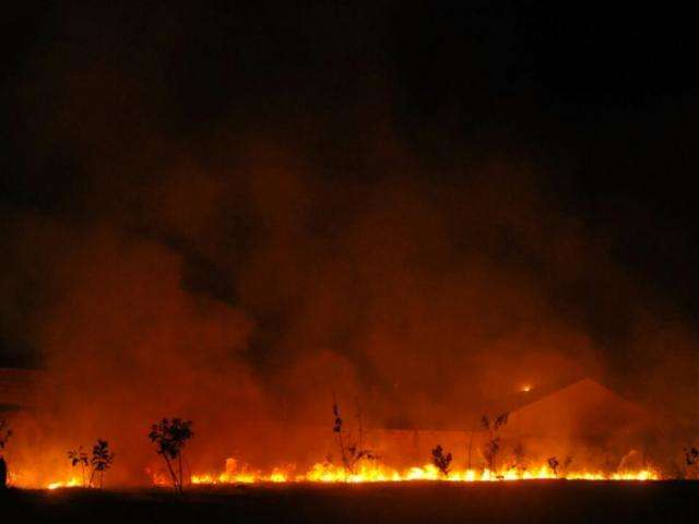 Inc&ecirc;ndio em terreno baldio coloca casas em risco no Carand&aacute; Bosque