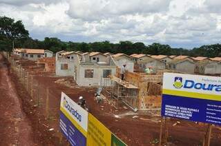 Moradias do Ipê Roxo são construídas para atender famílias consideradas em áreas de risco pela Defesa Civil. (Foto: A. Frota)