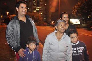 Família foi em peso ao ao protesto, marido, mulher, idosa e crianças (Foto: João Garrigó)