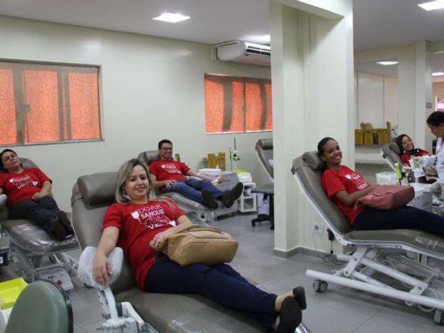 Grupo de funcion&aacute;rios se une para doar sangue e refor&ccedil;ar estoques