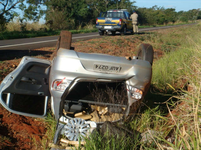  Com 220 quilos de maconha, Gol capota na BR-267 durante fuga 