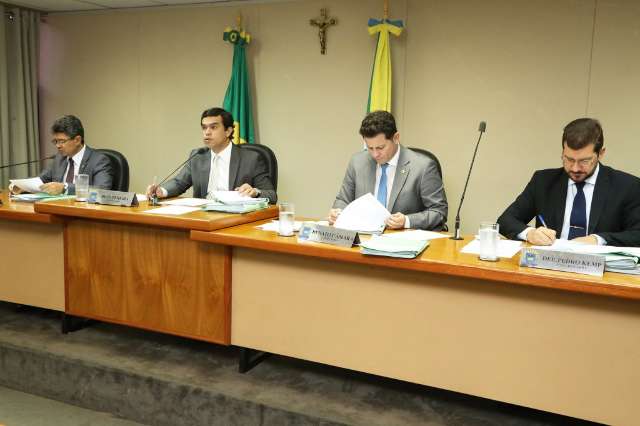 Comiss&atilde;o arquiva projeto sobre desconto na compra de armas de fogo