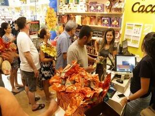 A gerente da loja, Márcia Sales, aponta que este ano a procura aumentou 10% em relação a última Páscoa (Foto: Kisie Ainoã)