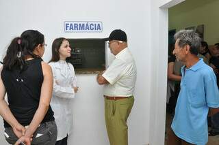 Moradores conversam com responsável pela farmácia básica da Vila Rosa. (foto: A. Frota)
