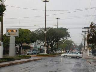 Chove em Dourados nesta manhã (Foto: Helio de Freitas)