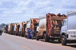 Caminhões do serviço de coleta de lixo de Dourados parados em bloqueio de caminhoneiros na MS-156 (Foto: Eliel Oliveira)