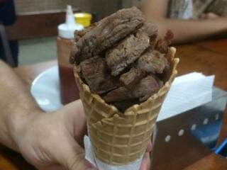 Novidade consiste em uma casquinha de sorvete recheada de carne de churrasco. (foto: Matheus Carvalho)