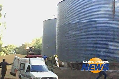  Rapaz morre 6 horas ap&oacute;s cair em silo lotado de soja
