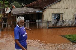 Em Fátima do Sul, 40 famílias foram desabrigadas devido à cheia do Rio Dourado. (Foto: Eliel Oliveira)