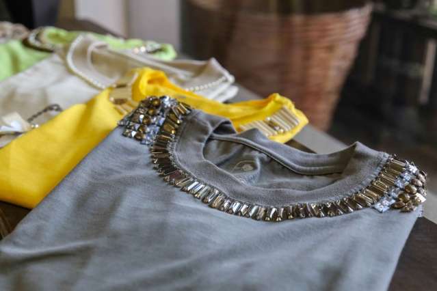 Mineira abre loja para ganhar dinheiro customizando roupas b&aacute;sicas