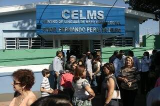 Nova unidade oferece cursos de idiomas gratuitamente em antiga escola do Bairro Amambaí (Foto: Cleber Gellio)