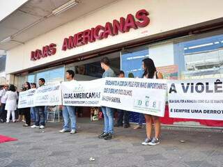 Terceira manifestação de repúdio à violência contra rapaz agredido nas lojas Americanas reúne sindicatos, OAB e movimentos sociais. (Foto: João Garrigó).