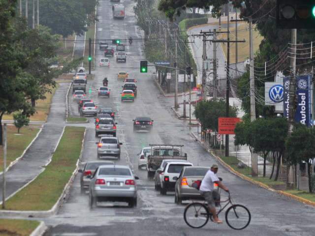  Comemorada, chuva p&otilde;e fim &agrave; estiagem de 20 dias e eleva umidade 