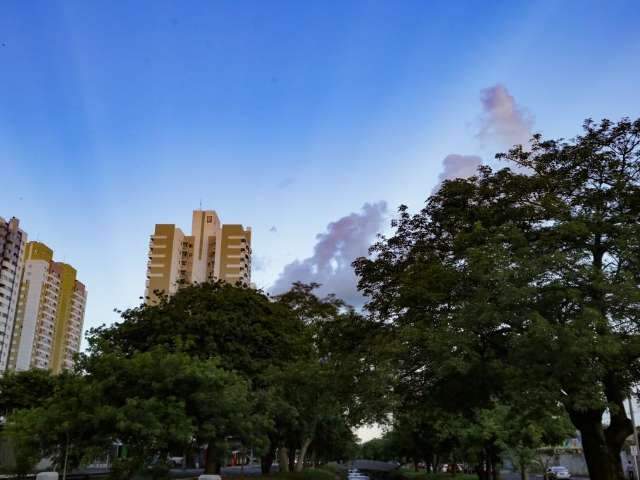 Ver&atilde;o come&ccedil;a com muita chuva repentina, mas sem calor&atilde;o de 40&ordm;C