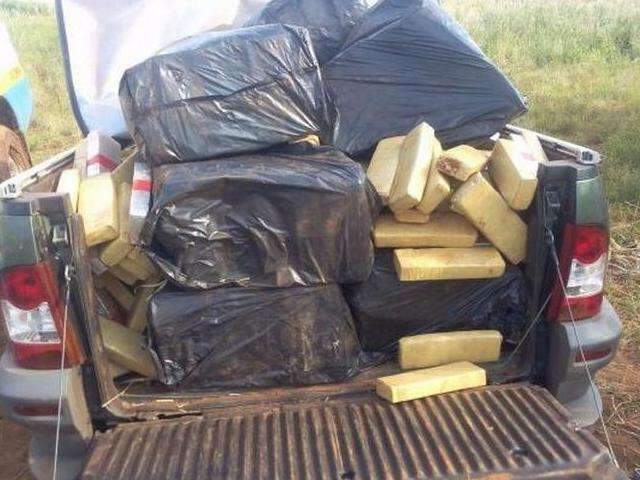 Traficante escapa de barreira policial mas deixa para tr&aacute;s 438 kg de maconha