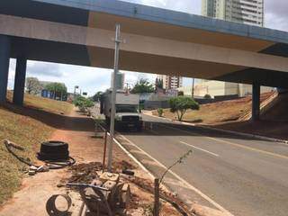 Poste onde será instalado radar na Rua Ceará perto do viaduto no sentido Uniderp (Foto: Guilherme Henri)