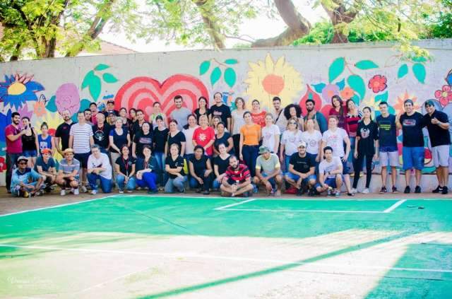 Volunt&aacute;rios usam tarde para colorir muro de pacientes da ala psiqui&aacute;trica