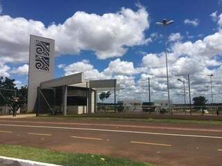 Entrada de acesso a unidade da Uems em Campo Grande. (Foto: Guilherme Henri
