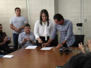 Marquinhos transmitiu chefia do Executivo para Adriane Lopes em ato nesta tarde. (Foto: Kleber Clajus)