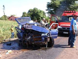 Veículo fica totalmente destruído após choque. (Foto: Renato Vessani/Fatima Informa)