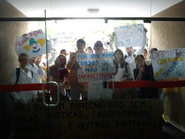  Sem laborat&oacute;rios, acad&ecirc;micos protestam na reitoria da UFGD