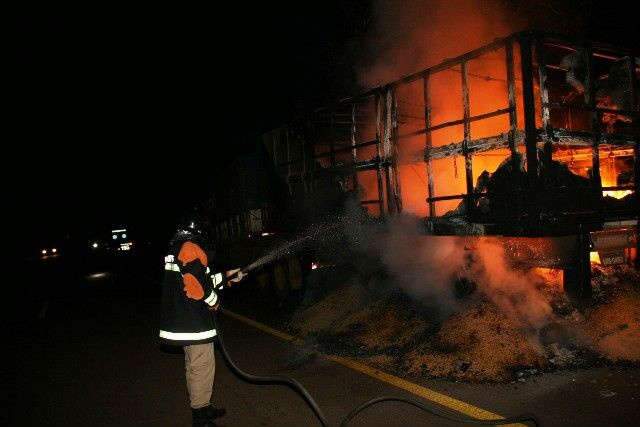  Carreta com soja pega fogo na BR-163, em Rio Verde