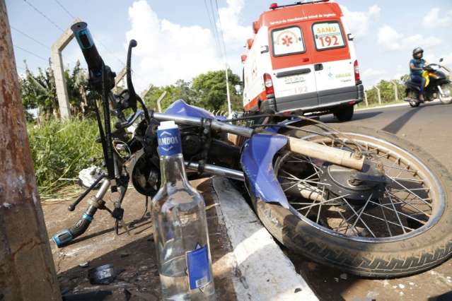 Condutor perde controle de moto e acaba batendo em poste no Rita Vieira