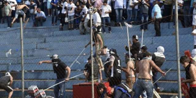 Jornalista &eacute; agredido durante briga entre torcedores em jogo de futebol